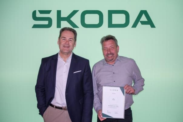 Dirk Zierold (rechts), Automobildiagnostiker von der hoffmann automobile AG in Aesch (BL), gewinnt die Kategorie «Car Mechanic/Diagnostic Technician». Das Diplom wird von Markus Kohler (links), Brand Director Škoda, überreicht.